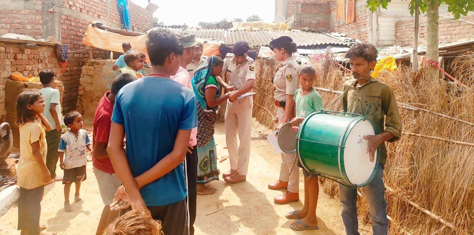 19. चार फरार वारंटी के घर पुलिस ने चिपकाया इश्तिहार, दो गिरफ्तार