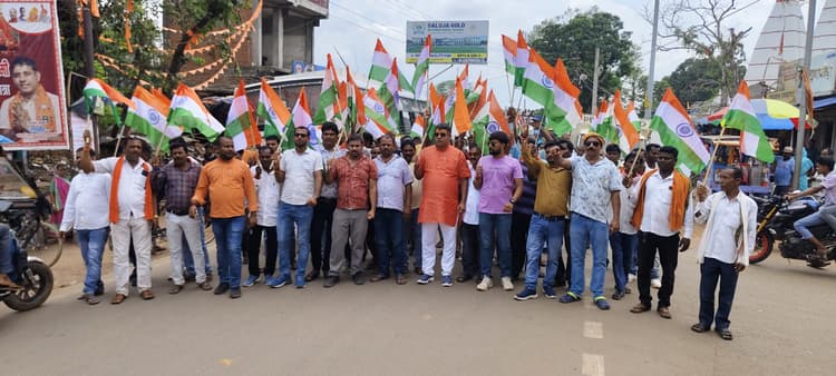 पालोजोरी में सेना के सम्मान में भाजपाइयों ने निकाली तिरंगा यात्रा