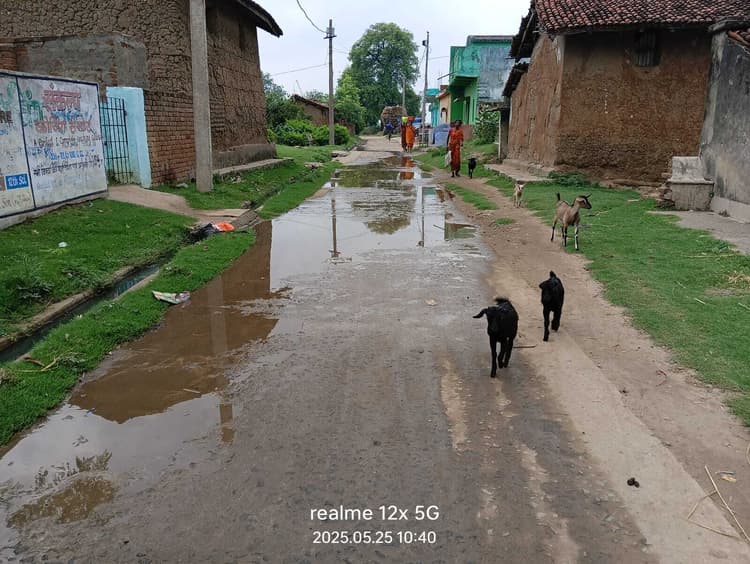 करौं में रोड पर बह रहा नाले का गंदा पानी