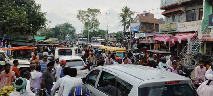 महगामा: वट सावित्री महिलाओं ने की पूजन सामग्रियों की खरीदारी