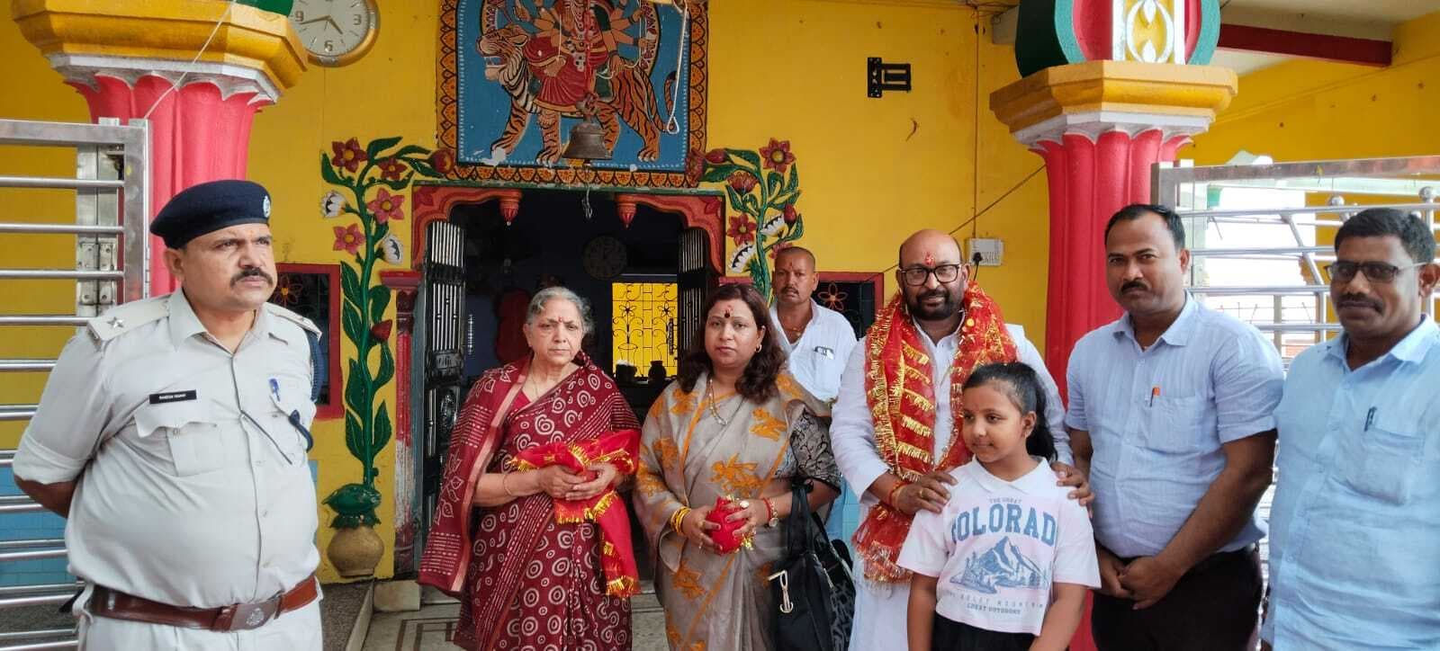 प्रमंडल आयुक्त के स्वजनों ने सरौन काली मंदिर में की पूजा अर्चना