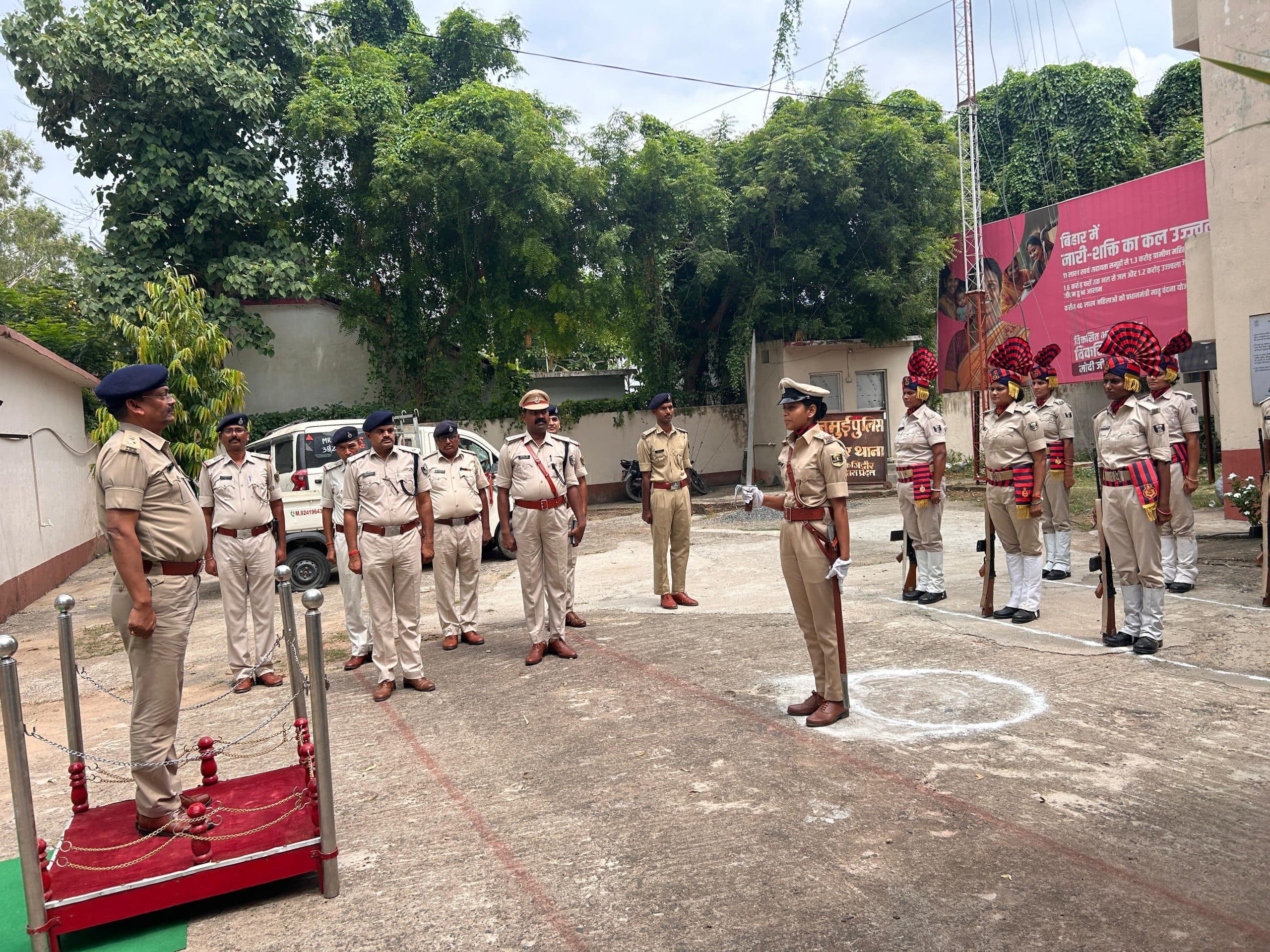 गिद्धौर थाना का एसपी मदन कुमार आनंद ने किया औचक निरीक्षण