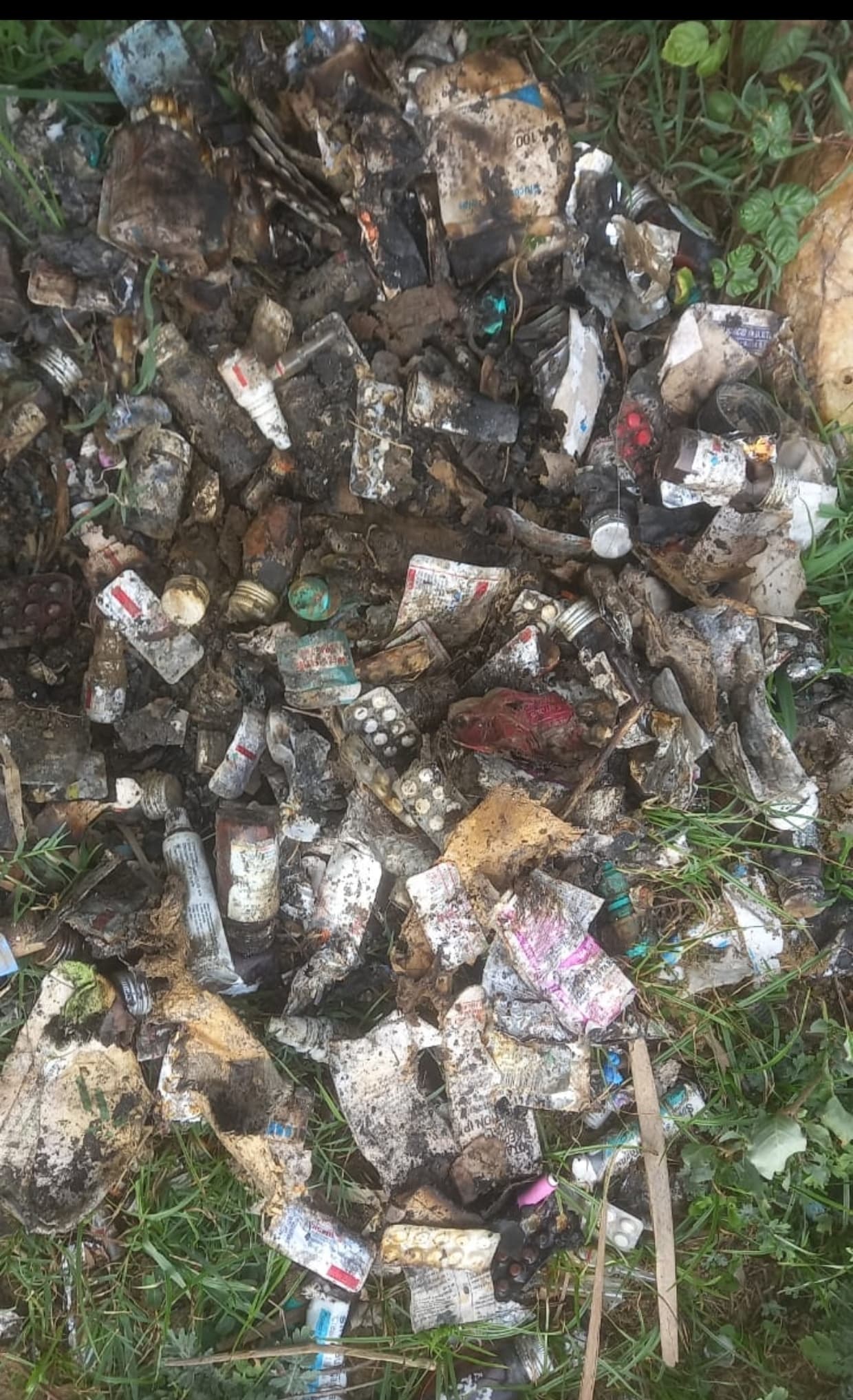 बलथर के बरनार घाट पर अधजली दवाइयां व मेडिकल वेस्ट बिखरे मिले