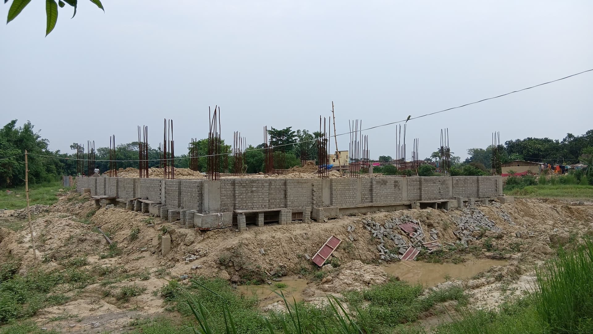 Madhubani News : पंचायत सरकार भवन निर्माण स्थल पर चार माह बाद भी नहीं लगाया गया योजना बोर्ड