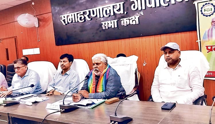 Gopalganj News : पंचायत स्तर पर सहकार चौपाल लगाकर खोलें 50-50 खाता : मंत्री