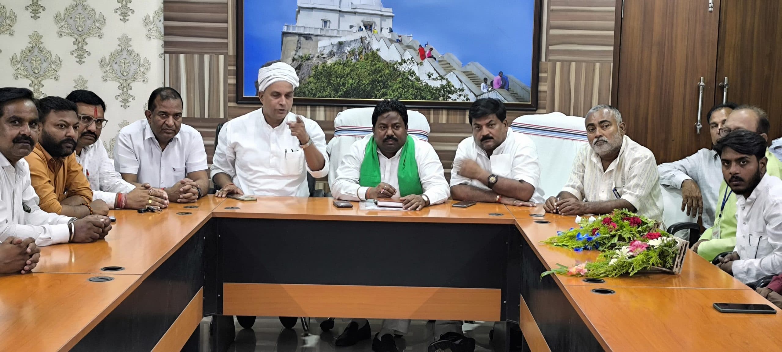 Giridh News :कांग्रेस की बैठक में संविधान बचाओ रैली की तैयारी पर चर्चा