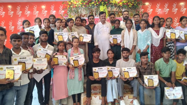 Madhubani News : मैट्रिक व इंटर उत्तीर्ण छात्रों को किया गया सम्मानित