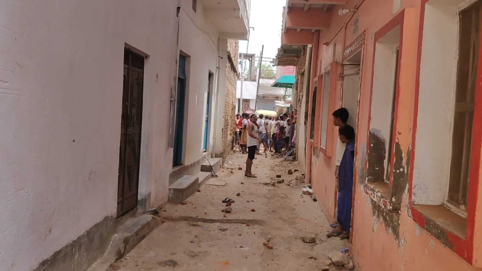 रंजिश में दो पक्षों में रोड़ेबाजी व सैकड़ों राउंड फायरिंग से दहला पूरा गांव