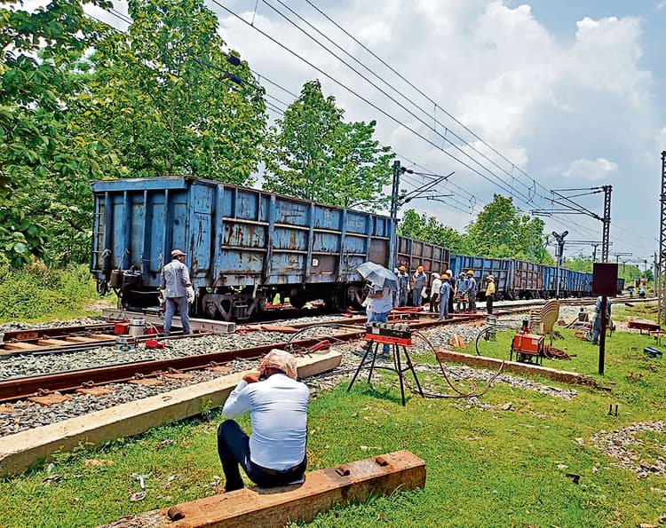 Rourkela News: बंडामुंडा में मालगाड़ी के तीन डिब्बे हुए बेपटरी, कोई हताहत नहीं