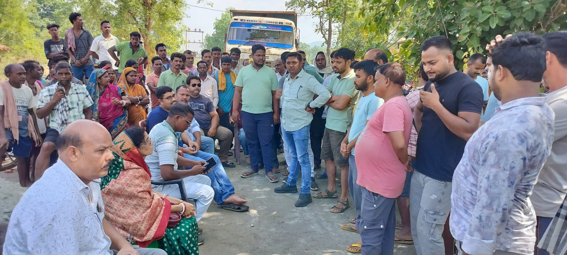 Chaibasa News : आनंदपुर-सालिबा सड़क निर्माण पर बवाल, विरोध में सड़क पर उतरे रैयत