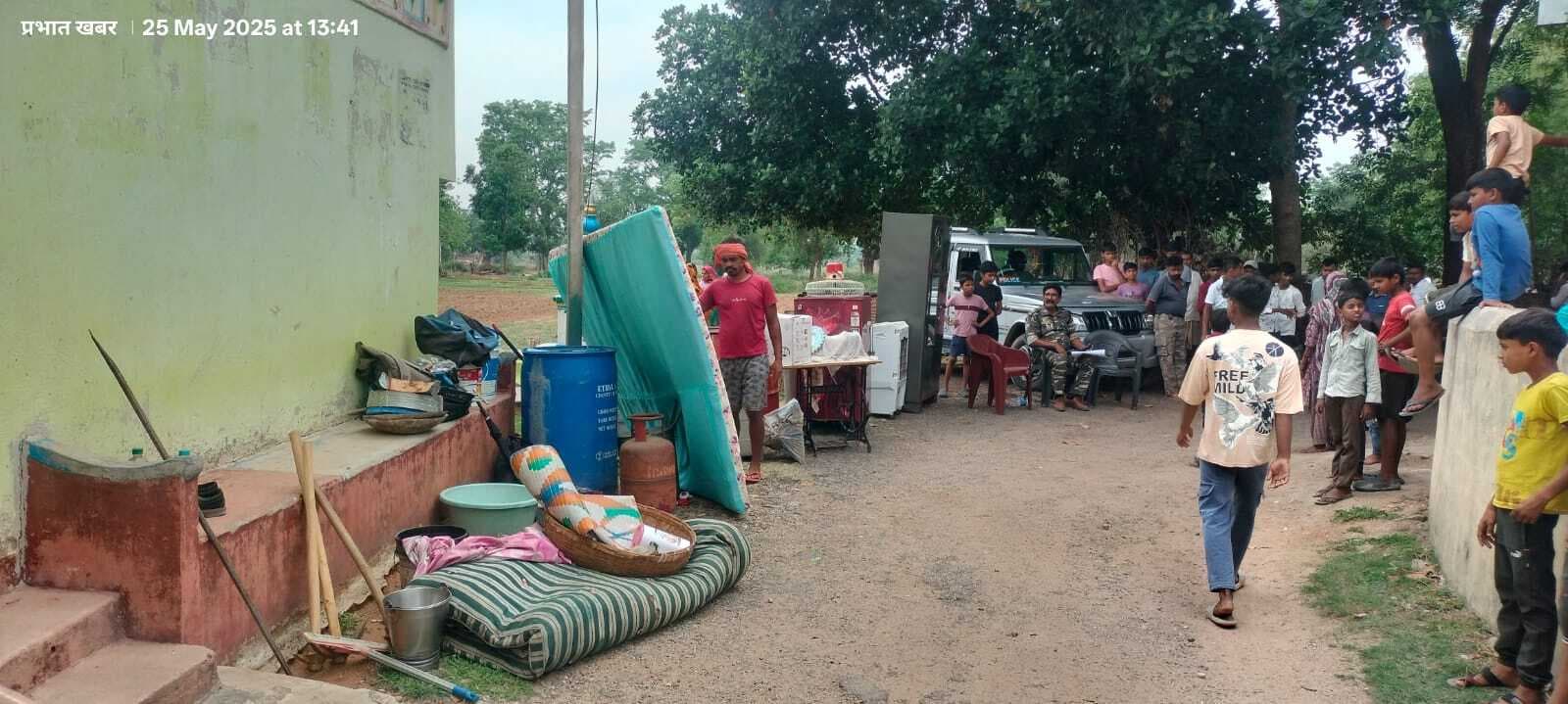 Giridih News :हत्या के आरोपी के घर की हुई कुर्की-जब्ती
