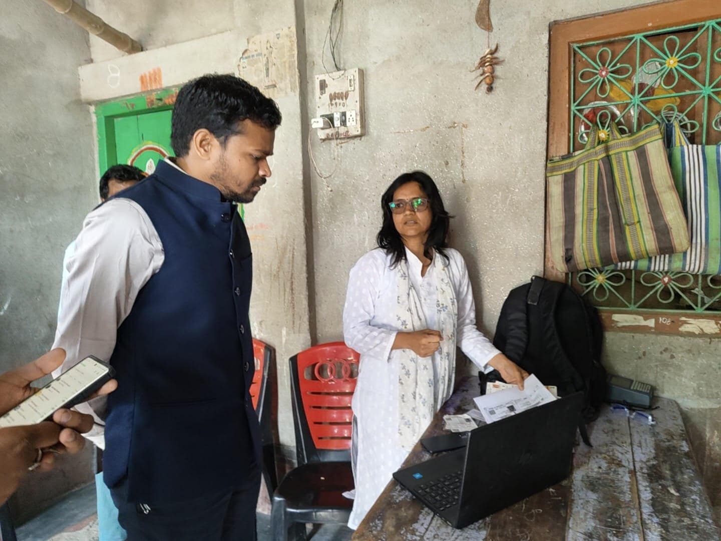 आयुष्मान कार्ड निर्माण शिविर का डीएम ने लिया जायजा