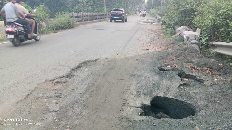 Dhanbad News : धनबाद-भूली मुख्य मार्ग पर बारिश से बहा स्टोन डस्ट, गड्ढा से दुर्घटना की आशंका