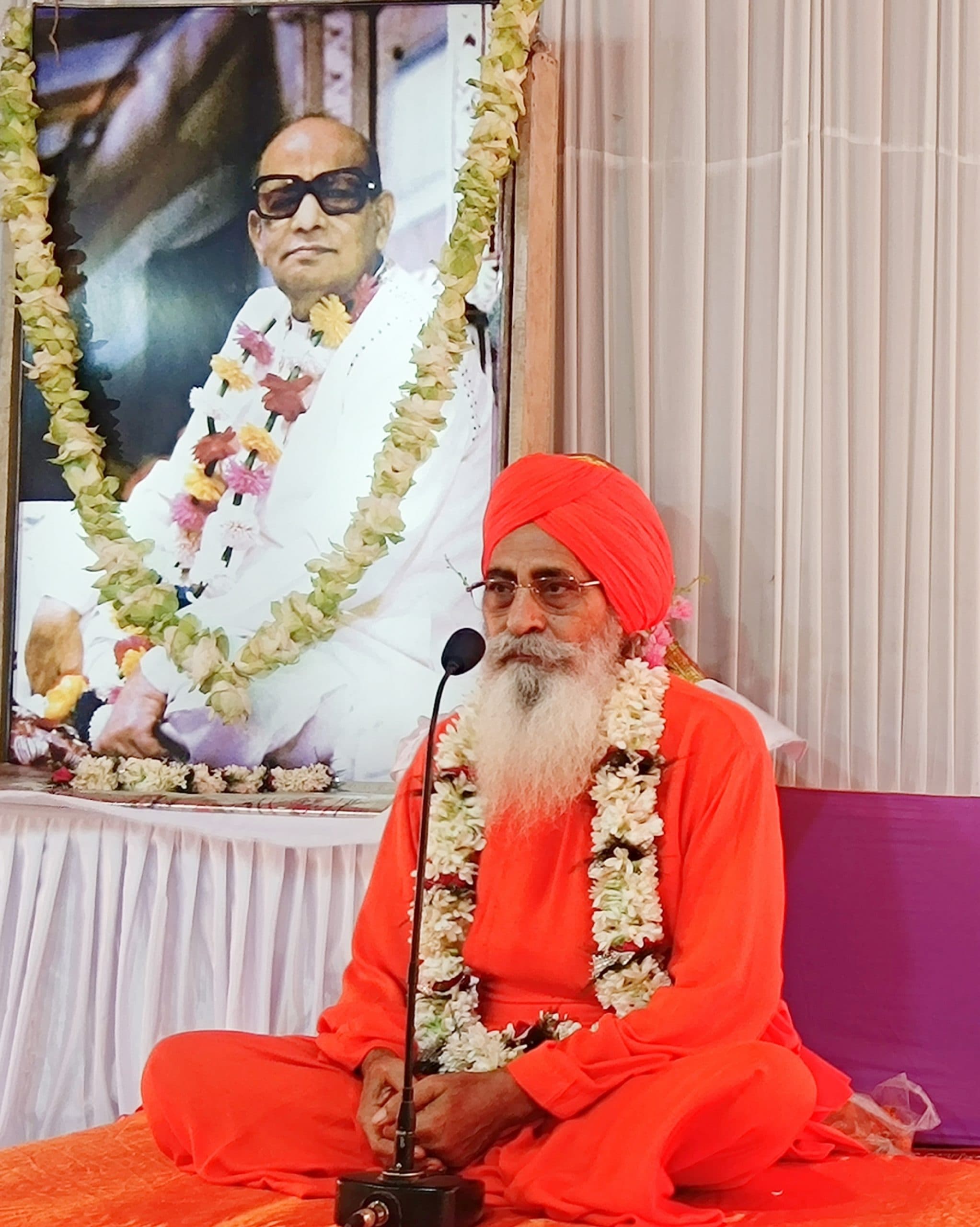 Bokaro News : प्रगति में सहायक है सकारात्मक अणुजीवत : आचार्य विश्वदेवानंद