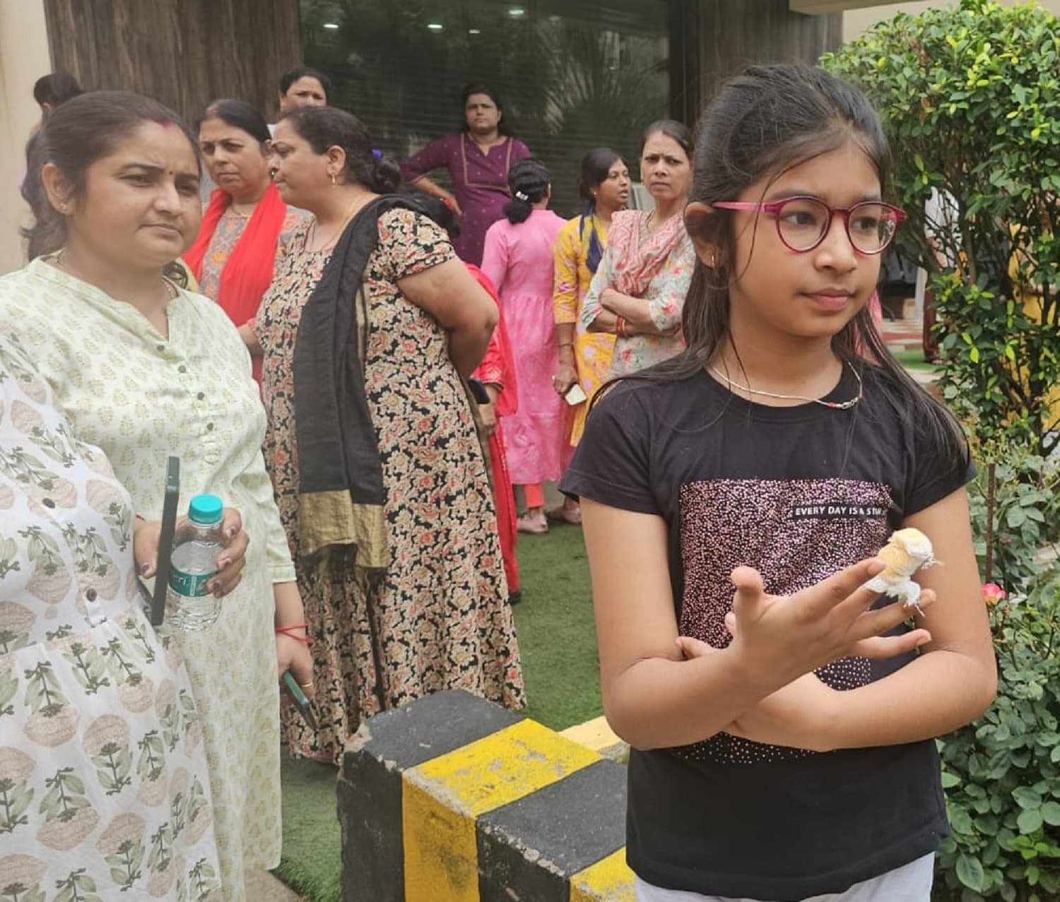 Bokaro News : कुत्ते ने बच्ची को काटा,शिकायत करने डीसी ऑफिस पहुंचे लोग