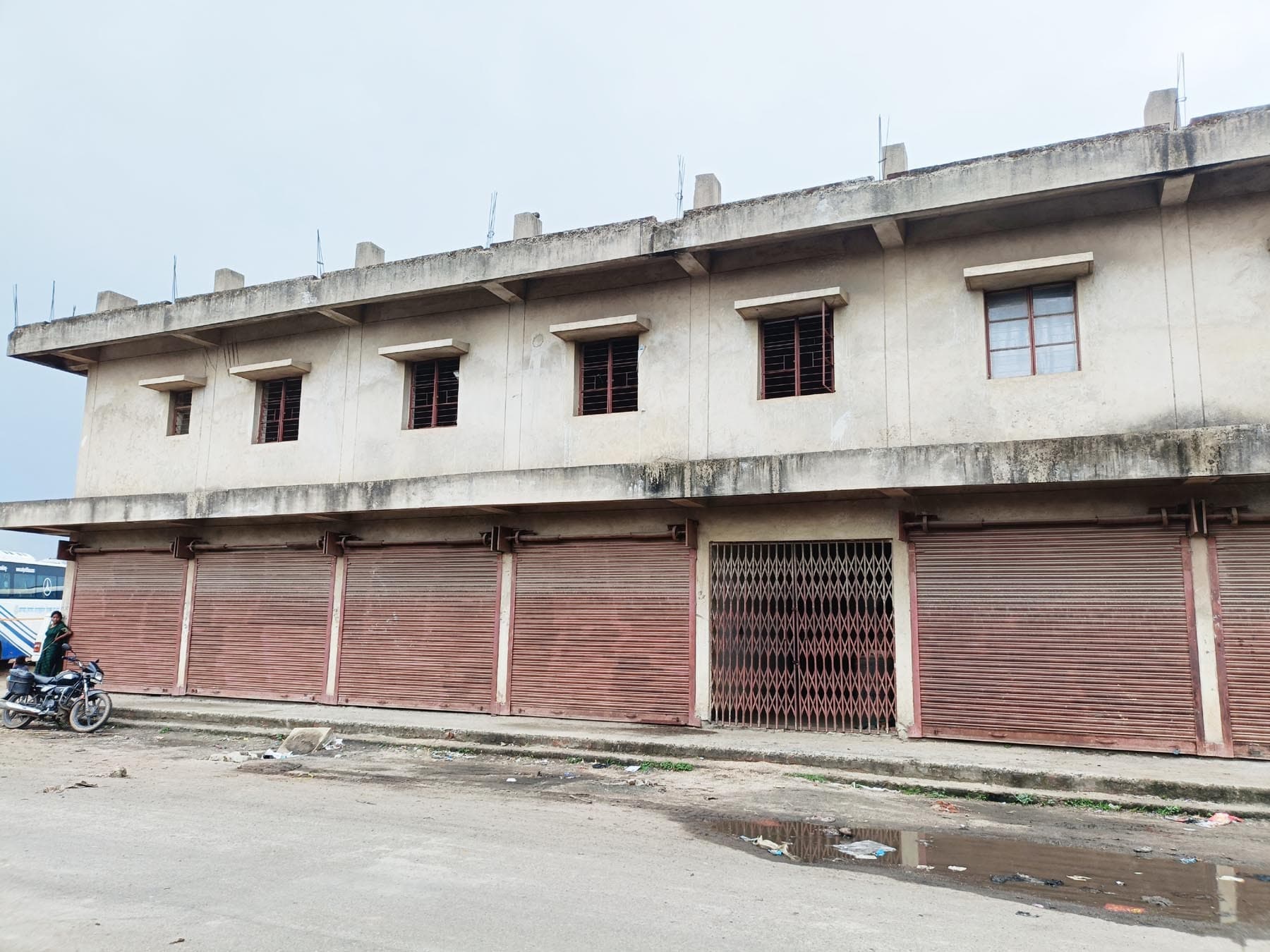 बस स्टैंड का विश्रामागार भवन कई वर्षों से अधूरा