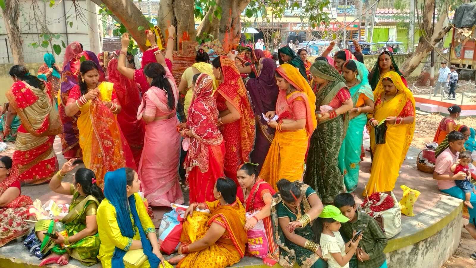 सुहाग की सलामती के लिए महिलाओं ने लगाये वट वृक्ष के फेरे