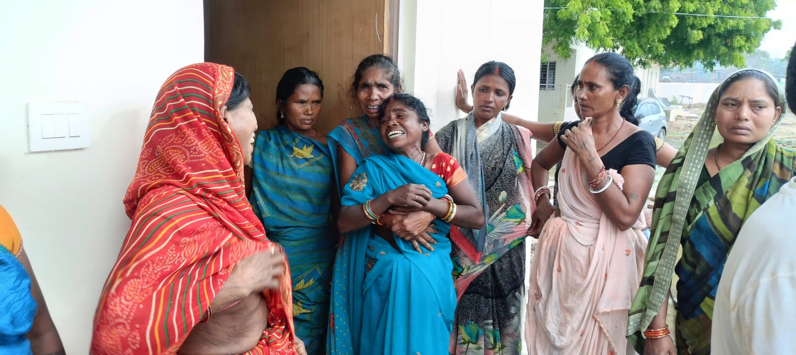 प्रतापपुर में वज्रपात से पत्नी की मौत, पति अचेत