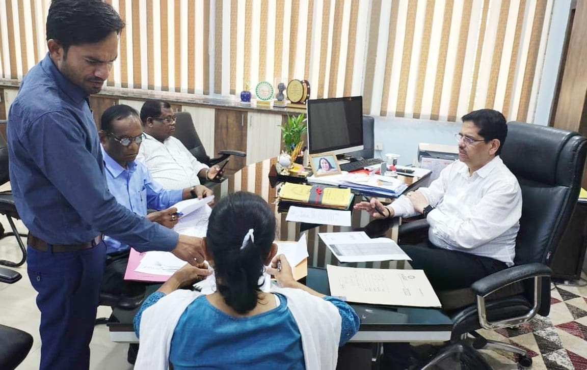 तीन माह में भवन निर्माण कार्य पूर्ण करने का निर्देश