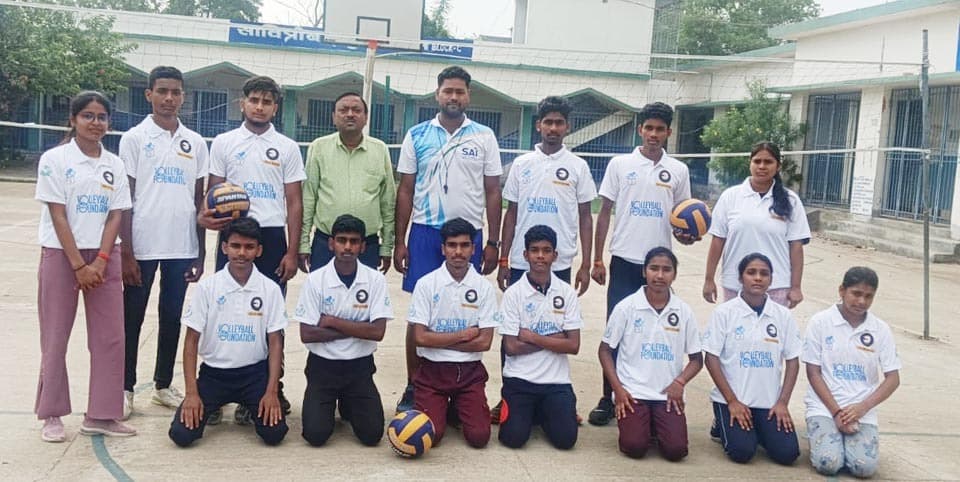 प्रतिभागियों के बीच टी-शर्ट का वितरण