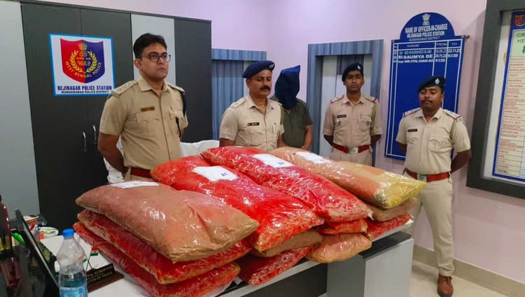 सौ किलो गांजा बरामद, बस कंडक्टर गिरफ्तार