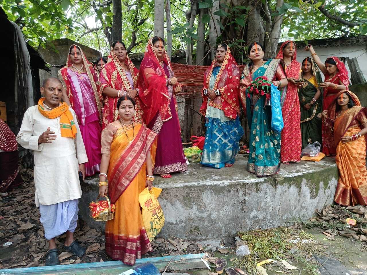 अखंड सौभाग्य के लिए सुहागिनों ने किया वट सावित्री व्रत