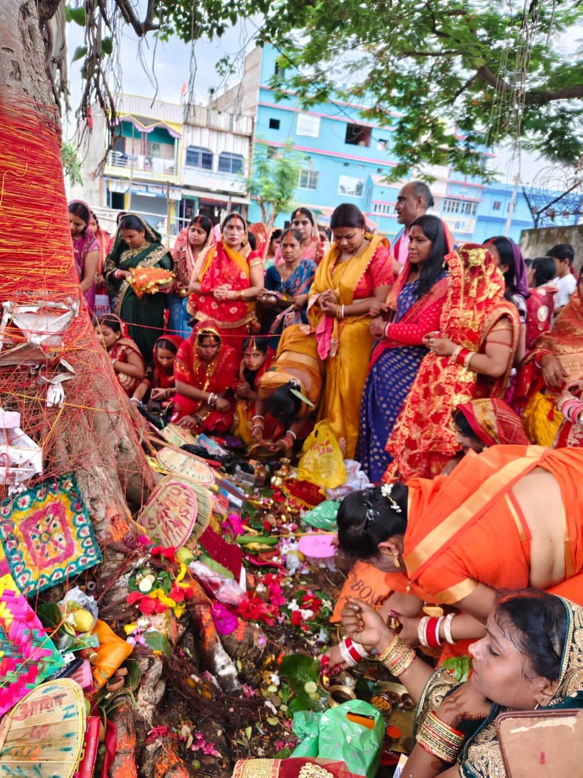 पति की सलामती के लिए महिलाओं ने वट वृक्ष को बांधा धागा