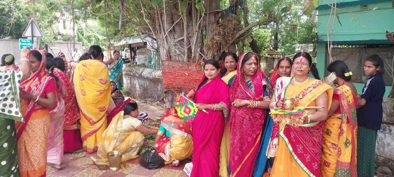 सुहागिनों ने की वट सावित्री की पूजा, अखंड सौभाग्य का मांगा वरदान