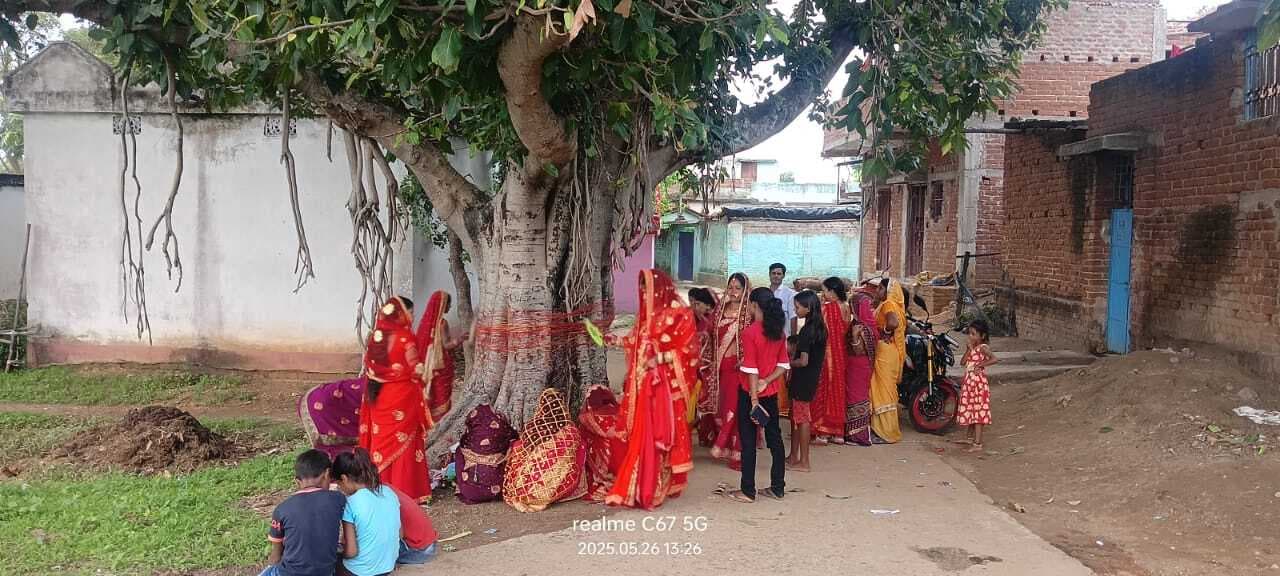 पति की दीर्घायु के लिए महिलाओं ने की वट वृक्ष की पूजा