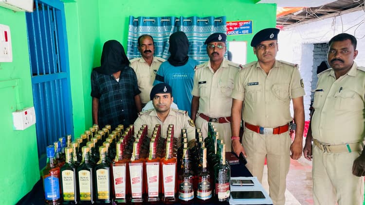 कार से 61.920 लीटर विदेशी शराब के साथ दो तस्कर गिरफ्तार, चार फरार