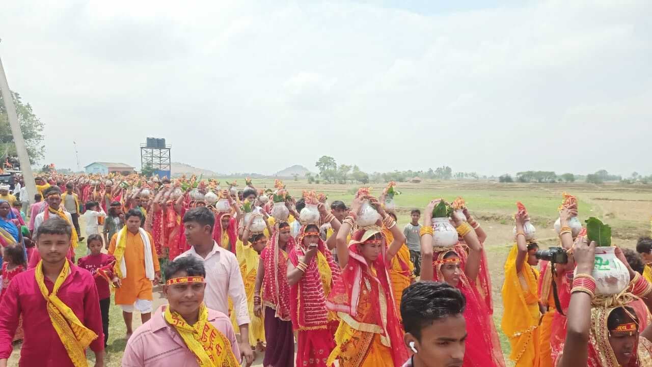 श्रीश्री 108 शतचंडी महायज्ञ को लेकर निकाली गयी कलश शोभायात्रा
