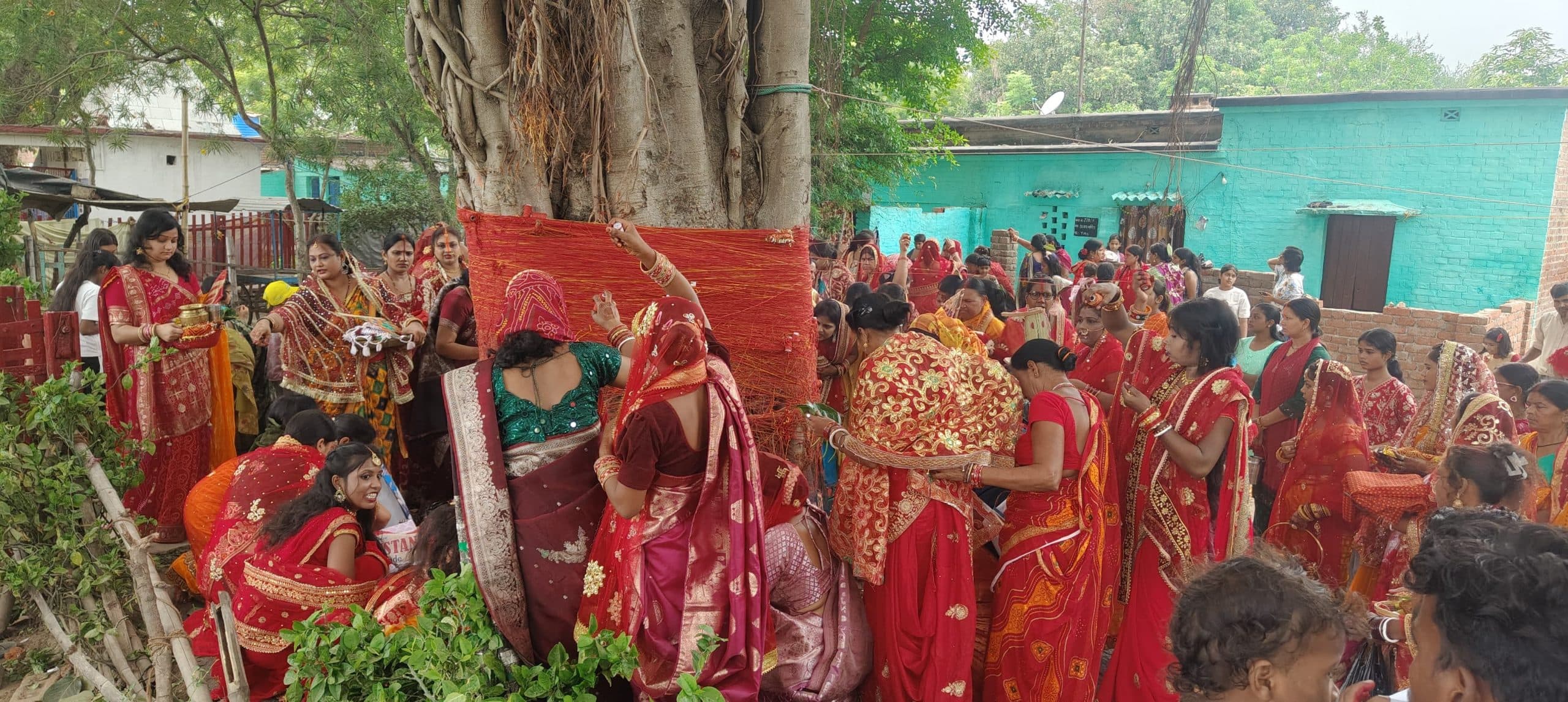 सुहागिन महिलाओं ने की वट वृक्ष की पूजा-अर्चना