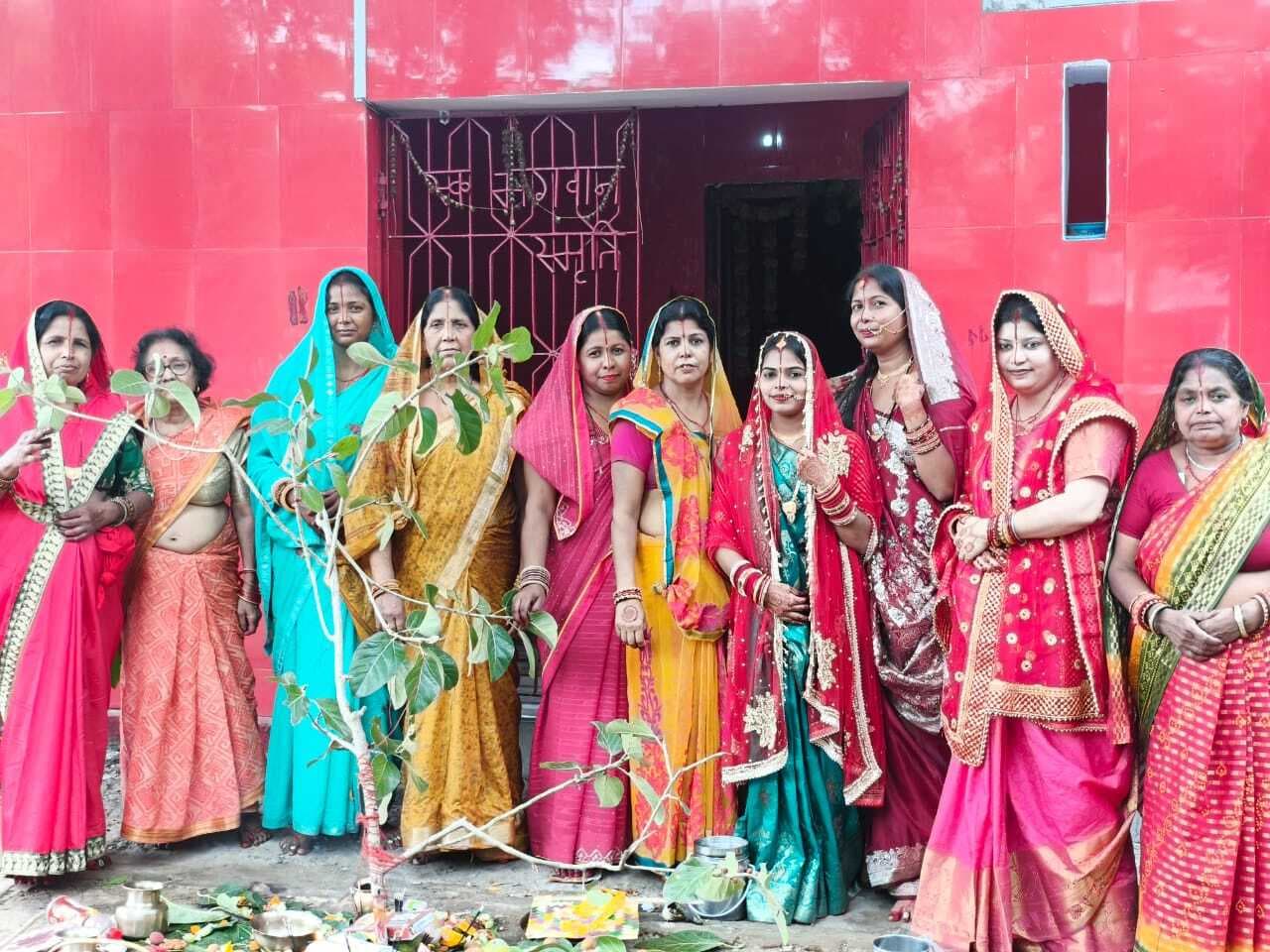 सुहागिनों ने अखंड सुहाग का मांगा वारदान