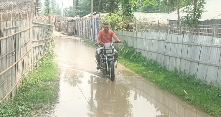 बारिश से नवादा गांव की सड़क पर जलजमाव बनी समस्या