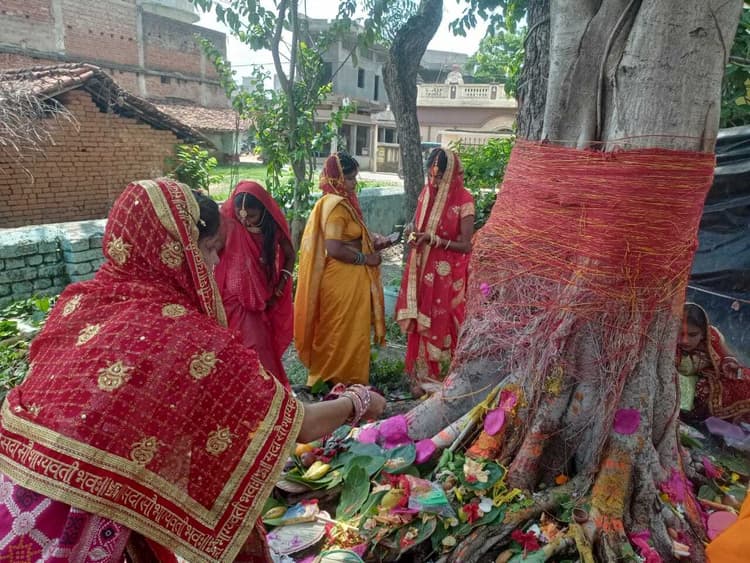 Deoghar news : आस्था व श्रद्धा के साथ महिलाओं ने सुनी सावित्री-सत्यवान की कथा