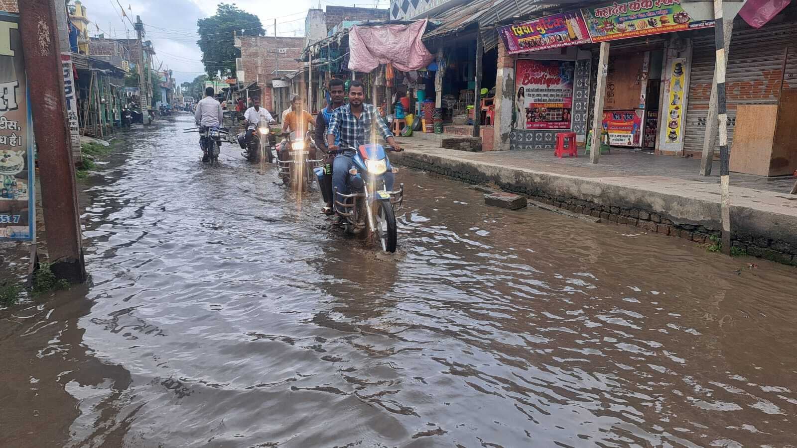 बारिश से चौसा मुख्य बाजार में जमा पानी