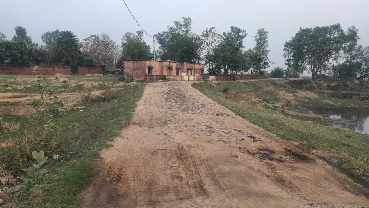 झाझीटांड़ सड़क जर्जर, राहगीरों को हो रही परेशानी