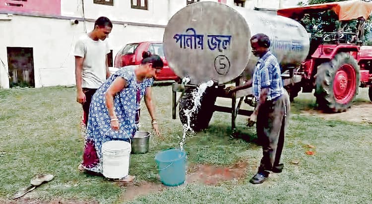 दुर्गापुर में वार्ड 28 में चार दिनों से जलापूर्ति ठप, पाइप दुरुस्त करने में लगा है निगम
