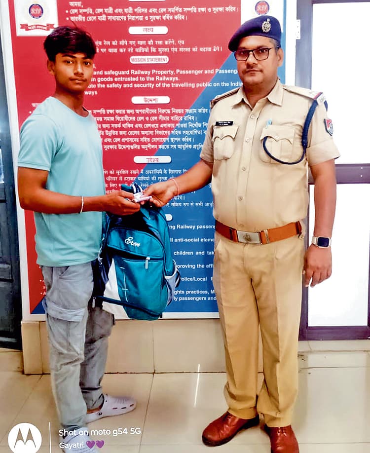 आरपीएफ पोस्ट बांकुड़ा ने यात्री का छूटा हुआ बैग लौटाया