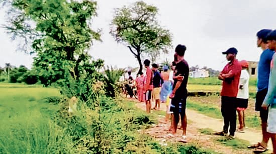 खेत में मिला युवक का रक्तरंजित शव, हत्या का शक