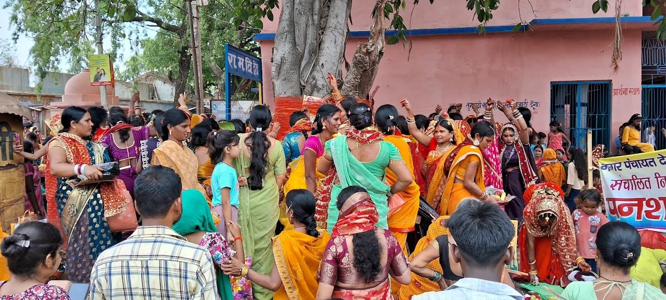 Aurangabad News : वट वृक्ष की पूजा करने उमड़ी सुहागिनों की भीड़