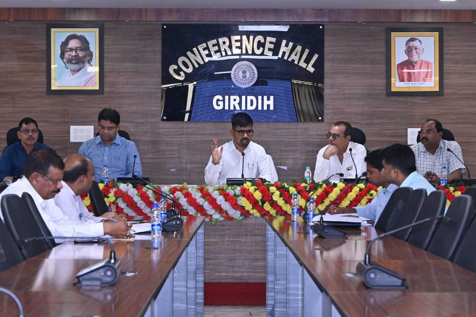 Giridih News :लक्ष्य के अनुरूप शत-प्रतिशत काम सुनिश्चित करें : डीसी