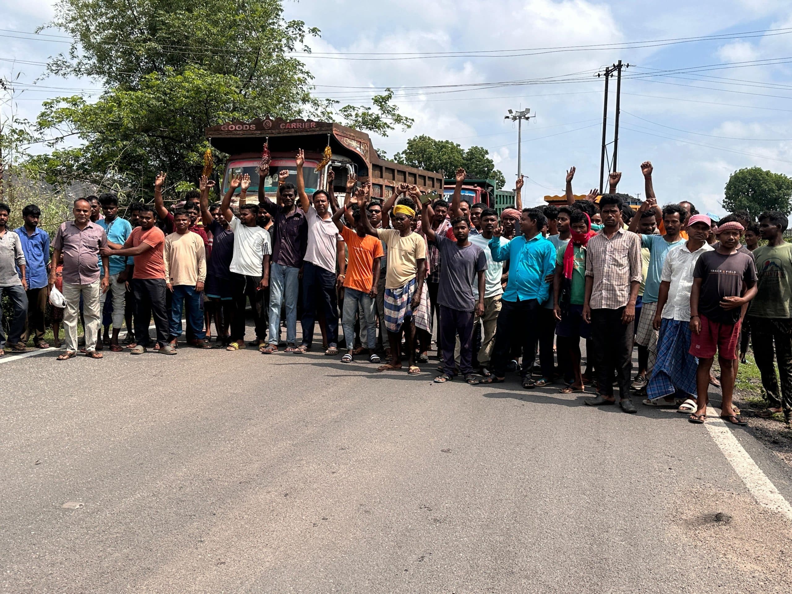 Deoghar news : बिजली आपूर्ति की मांग पर ग्रामीणों ने सड़क जाम कर कोयला ढुलाई की बाधित