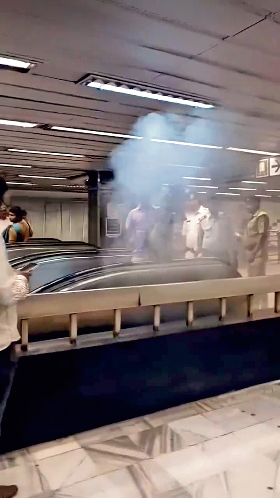 एस्प्लेनेड मेट्रो स्टेशन पर धुआं निकलने से अफरातफरी