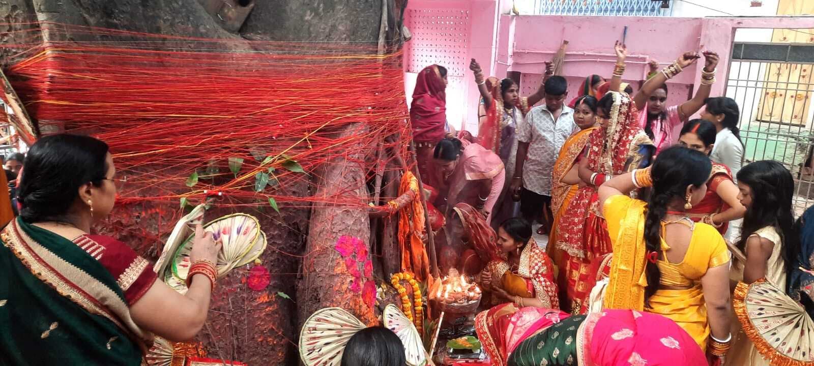 पति के दीर्घायु के लिए मांगा वरदान, सुनी कथा