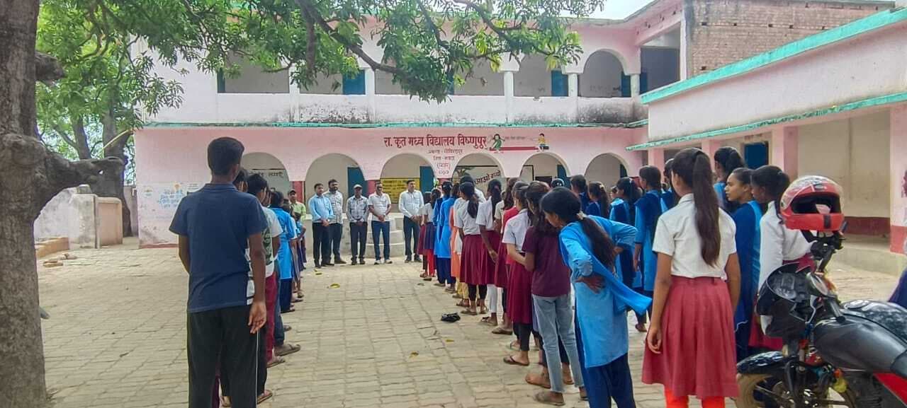 स्कूल में खाना बना रही रसोइये की अचानक मौत