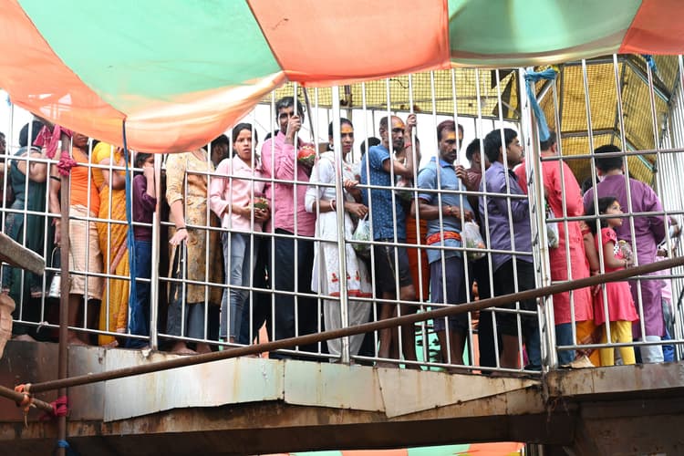 Deoghar News : सोमवारी पर 60 हजार से अधिक भक्तों ने बाबा पर चढ़ाया जल