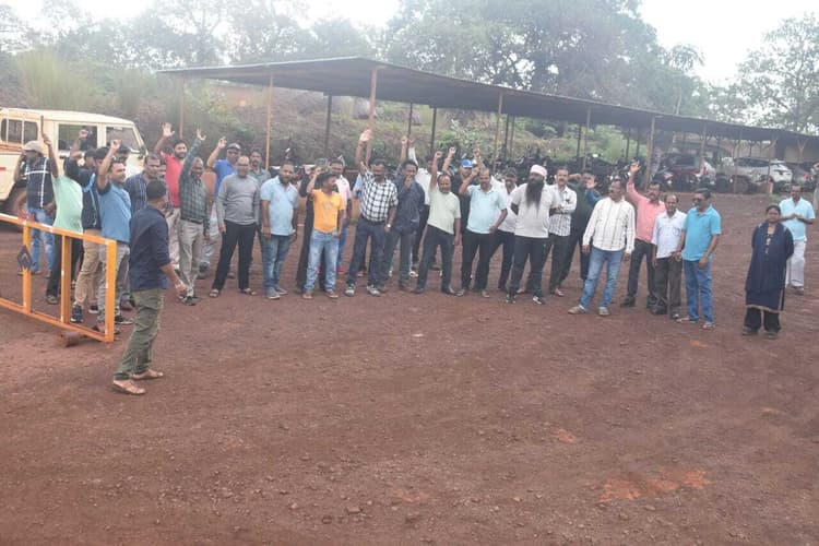 Chaibasa News : मेघाहातुबुरु में स्थानीय की बहाली हो