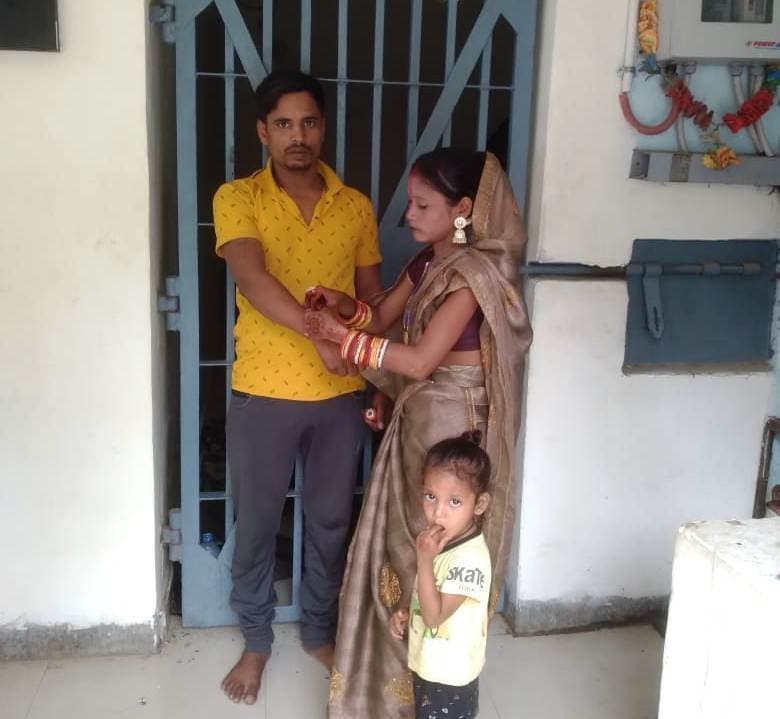 वट सावित्री पूजा . धरहरा थाना पहुंची सुहागिन, हाजत के बाहर की पति की पूजा