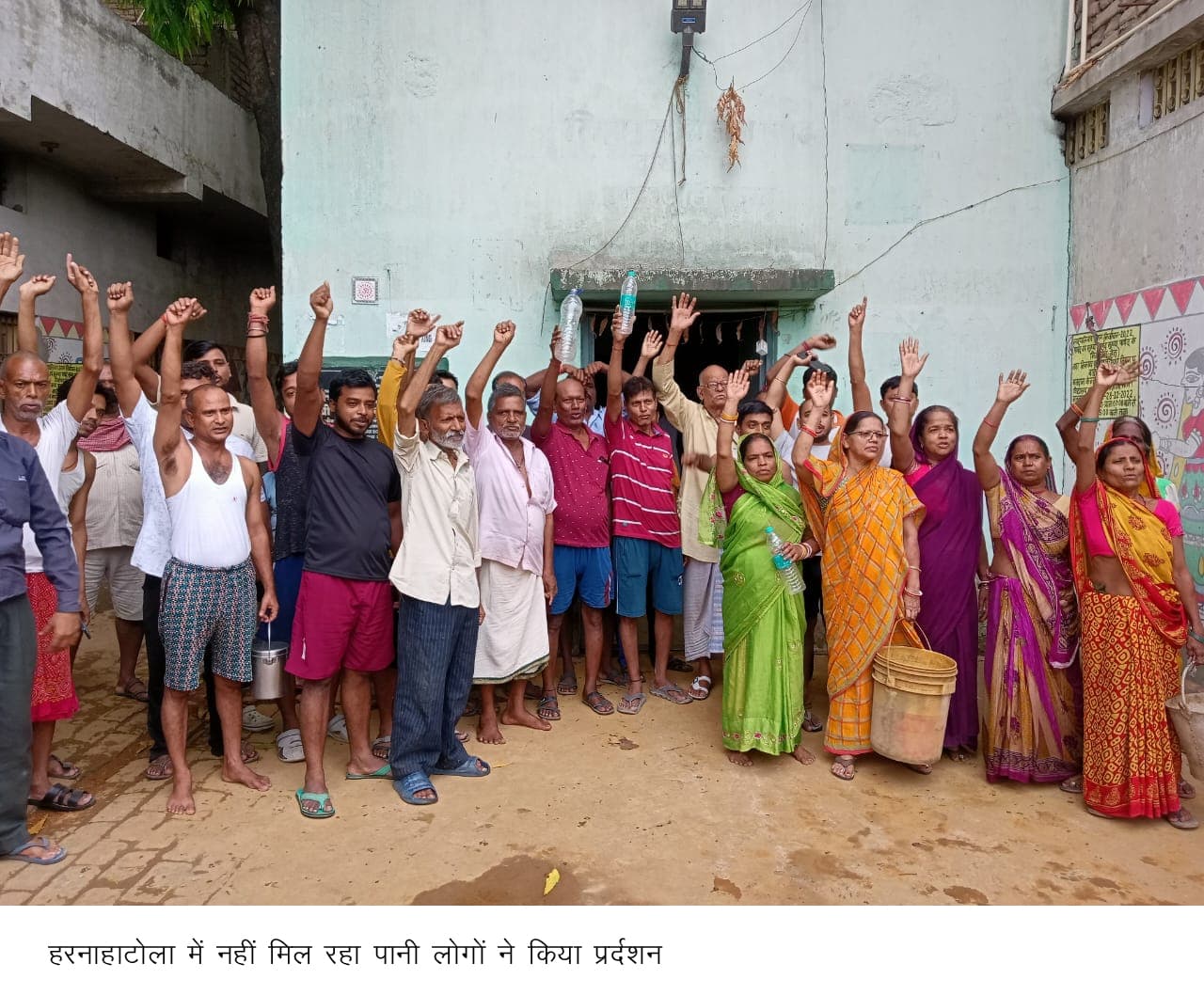 बंद बोरिंग पंप पर प्रदर्शन, एक माह से पानी का संकट